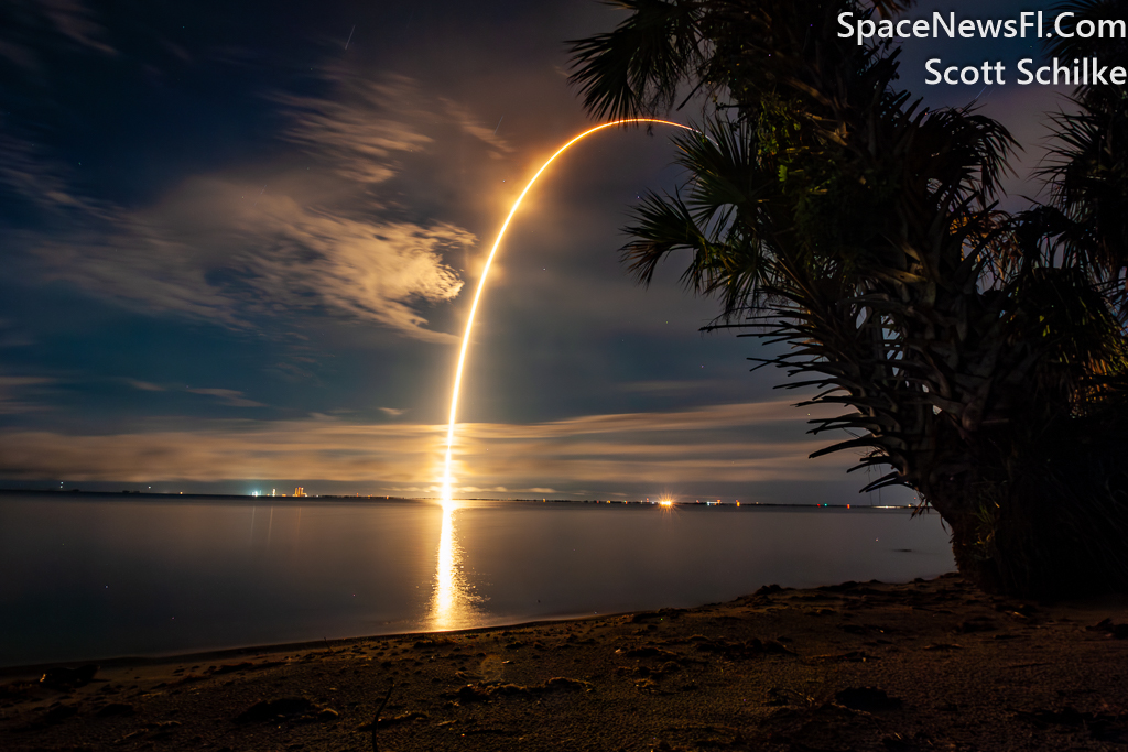 A Long Exposure Streak Shot Of SpaceX Starlink 6-7