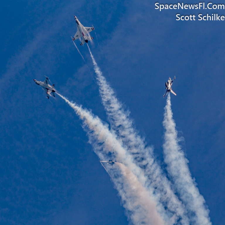 The Bomb Burst ManueverUSAF Thunderbirds Falcon Demo Team